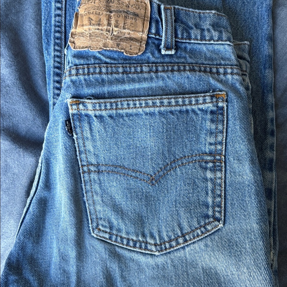 Vintage Levi's Men's Straight Jeans in Faded Blue - Picture 10 of 12